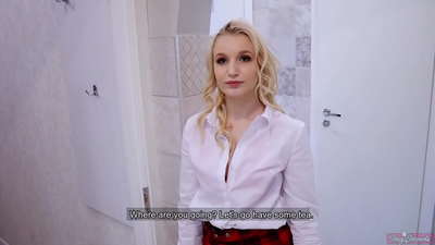 Ung college tjej bedrar sin pojkvän med hans vän | POV och sperma i hennes fitta!